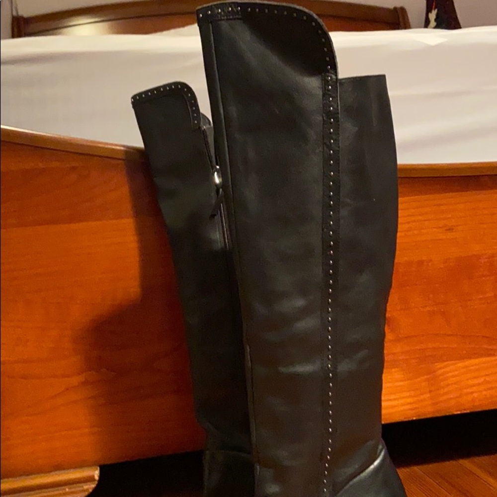 High heeled black boots - Picture 3 of 4